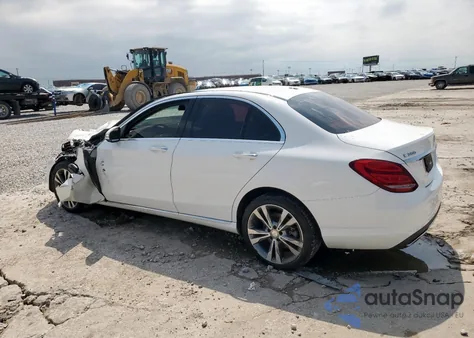 2015 Mercedes-Benz C 300 из США, поврежденный, VIN 55SWF4JB9FU091035